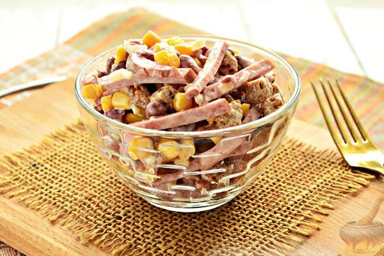 Салат с охотничьими колбасками и ржаными сухариками