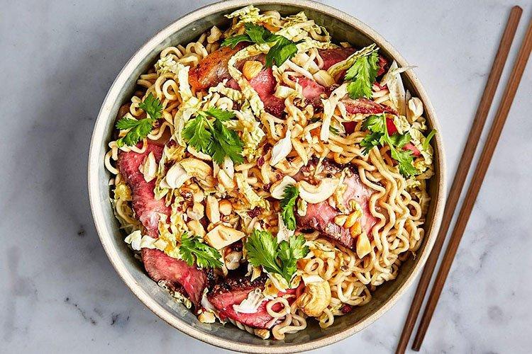 Салат из «Мивины» и колбасы