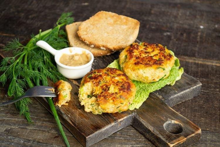 Рыбные котлеты из трески с рисом и зеленью