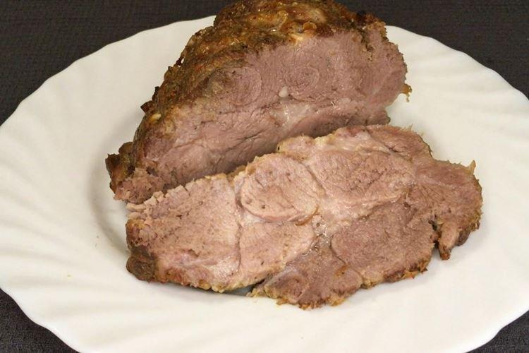 Буженина из свинины с цедрой и томатным соусом