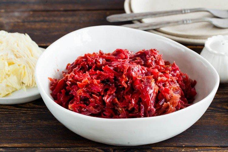 Тушеная капуста со свеклой