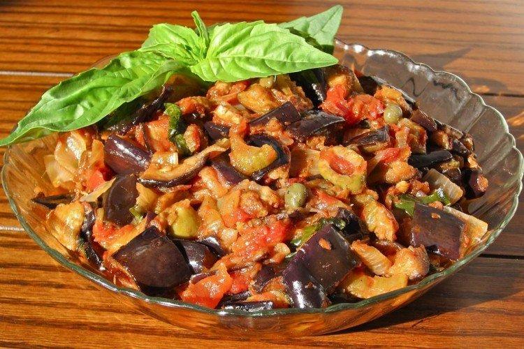 Тушеные овощи с орехами