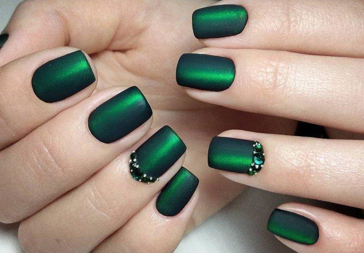 Темный весенний маникюр