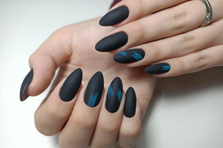 Темный маникюр на длинные ногти