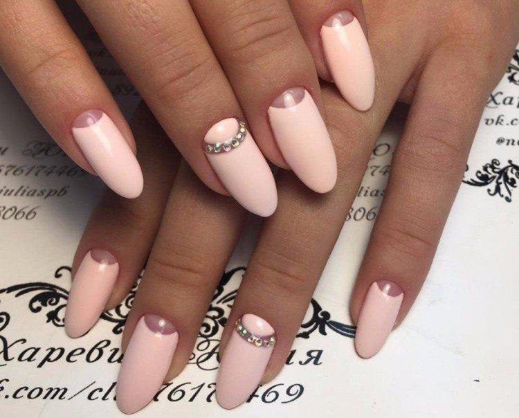 Лунный маникюр на овальные ногти