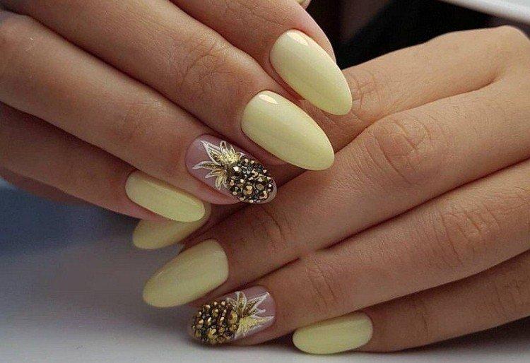 Маникюр со стразами и камнями