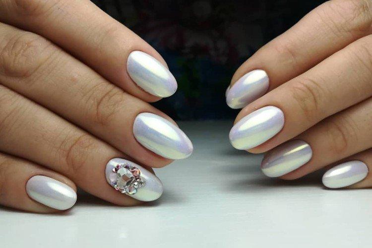 Маникюр со стразами