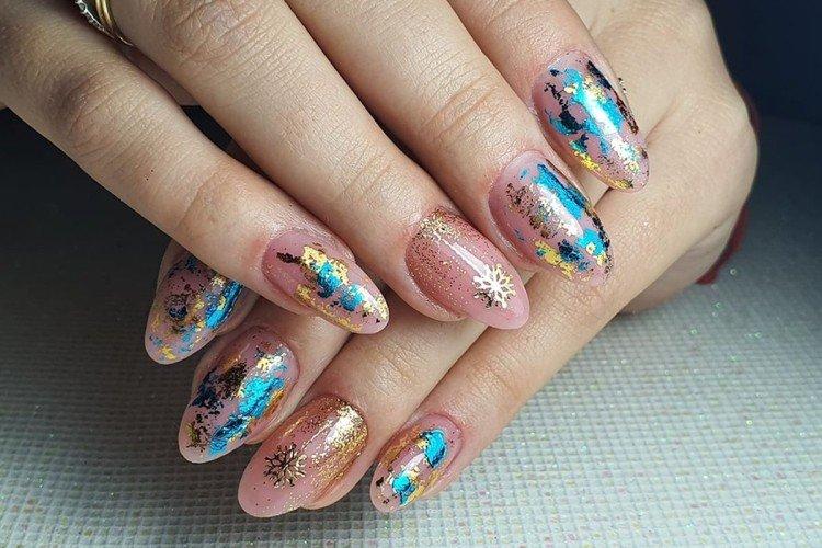 Маникюр с фольгой