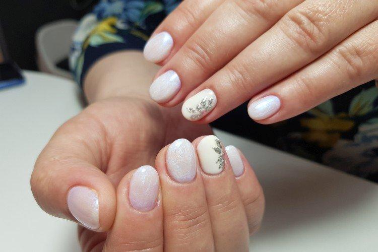 Нежный молочный маникюр