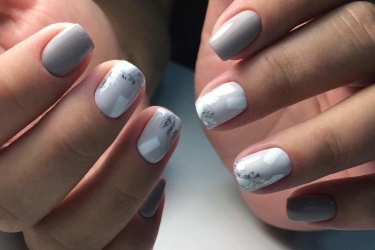 Светлый серый маникюр