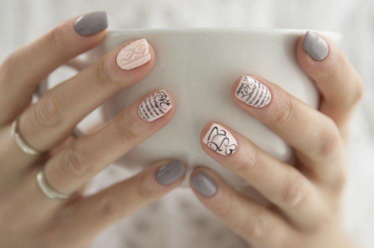 Нежный маникюр с наклейками