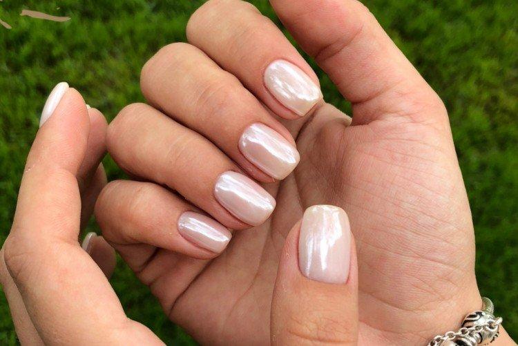 Маникюр с жемчужной втиркой