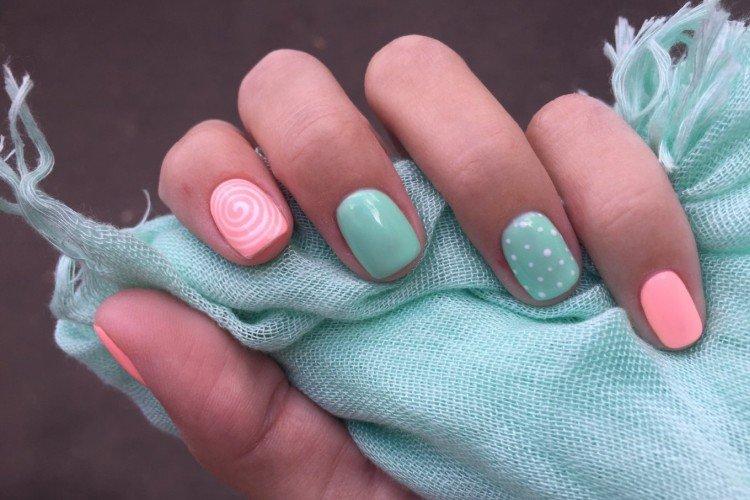 Мятный маникюр