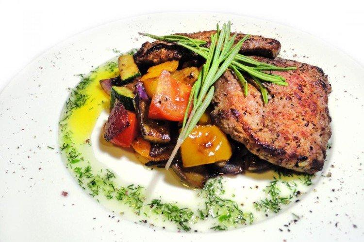 Запеченная говядина в красном вине