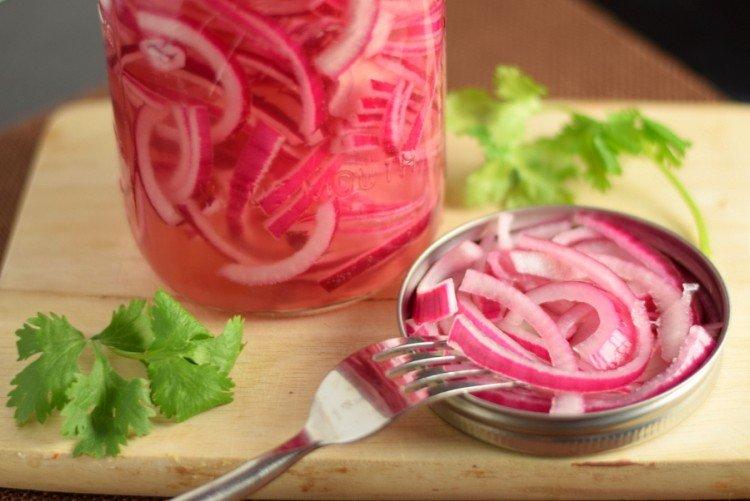 Маринованный лук в банке