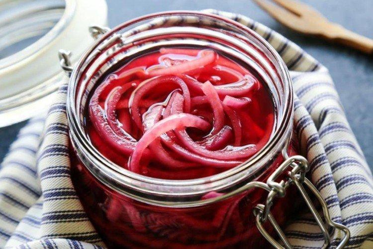 Красный маринованный лук с чили