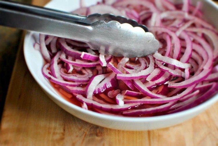 Маринованный лук с винным уксусом