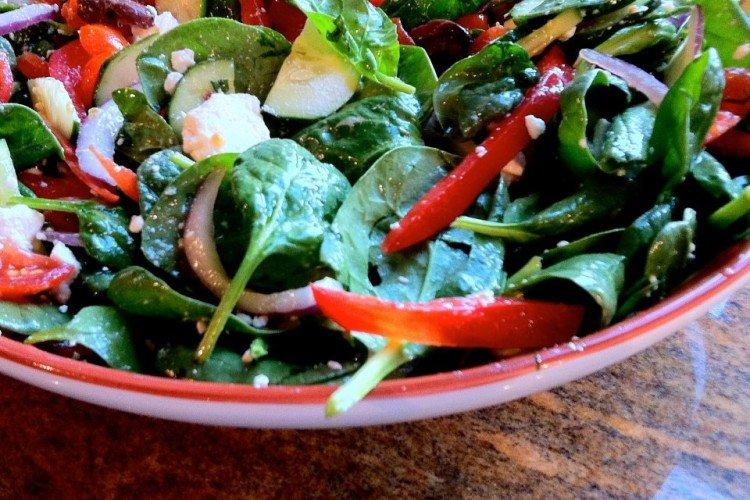 Салат с огурцами, помидорами, шпинатом и фетой