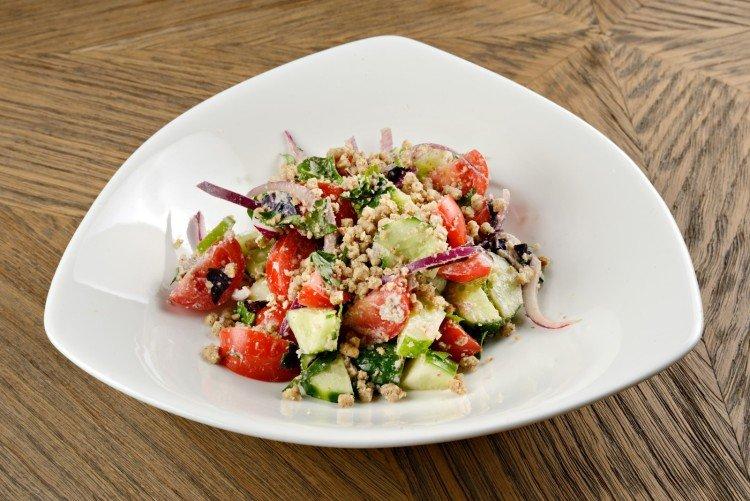 Салат с огурцами, помидорами и орехами