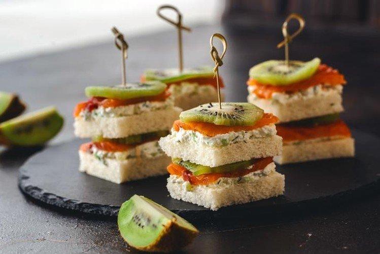 Сэндвич с красной рыбой, творогом и киви