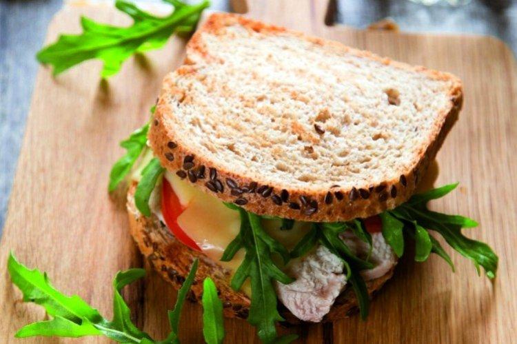 Сэндвич с индейкой и рукколой