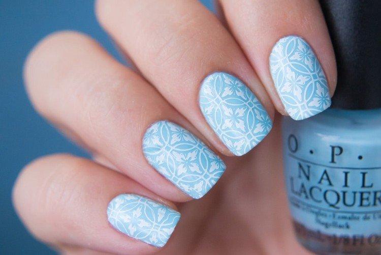 Голубой маникюр с сеточкой