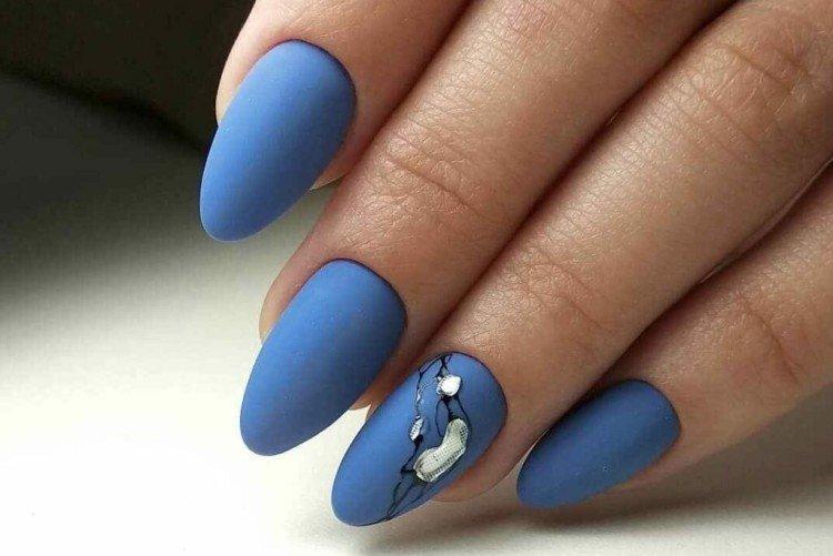 Темно-голубой маникюр