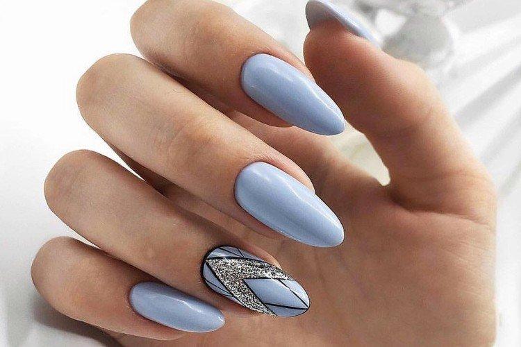 Голубой маникюр с геометрическими рисунками