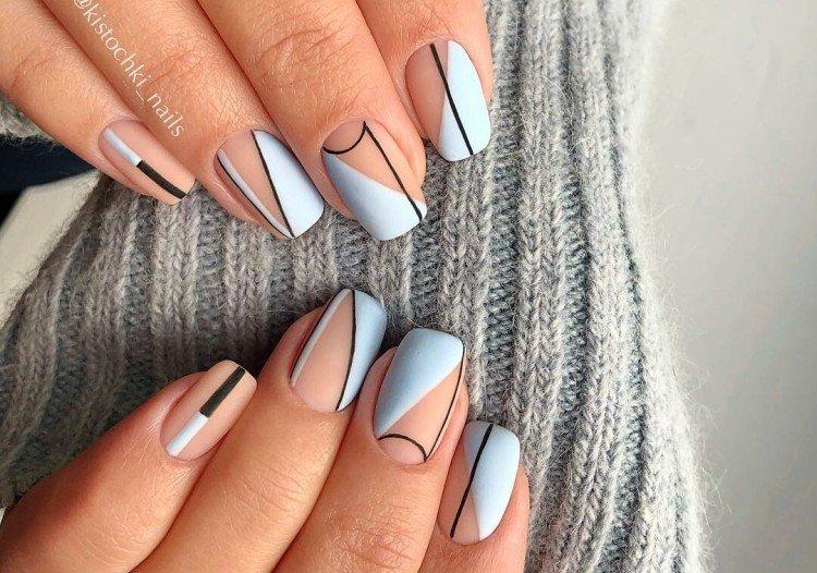 Голубой маникюр с геометрическими рисунками