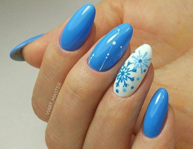 Голубой маникюр со снежинками