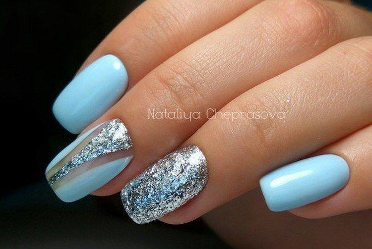 Голубой маникюр с блестками