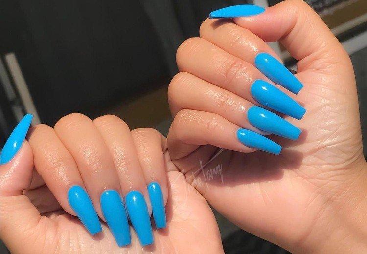 Неоновый голубой маникюр