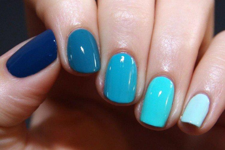 Голубой маникюр с разными оттенками