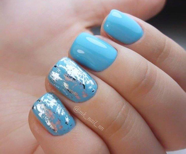Голубой маникюр с серебристой фольгой
