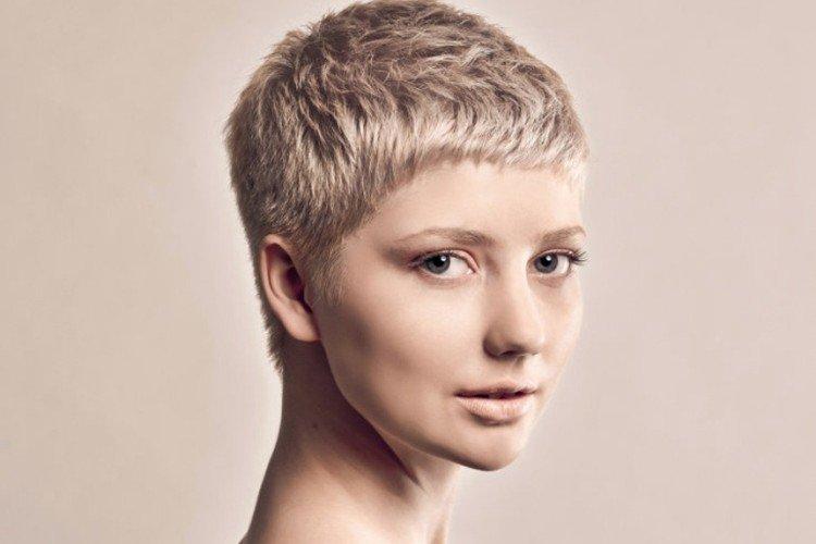 Гарсон с короткой челкой