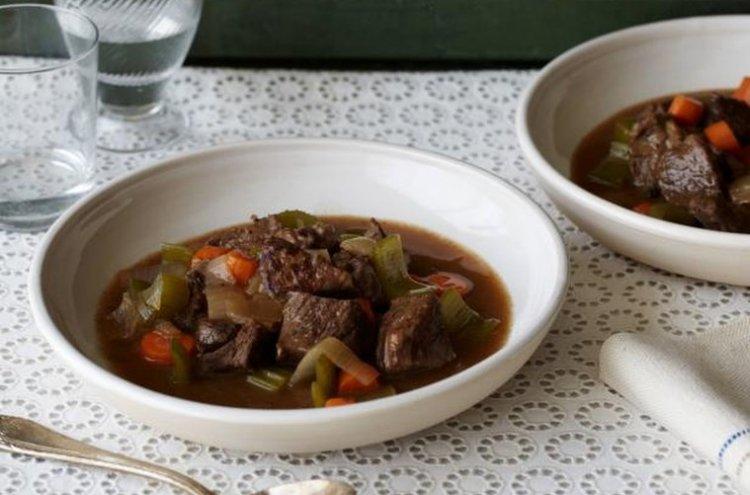 Гуляш из говядины с сельдереем