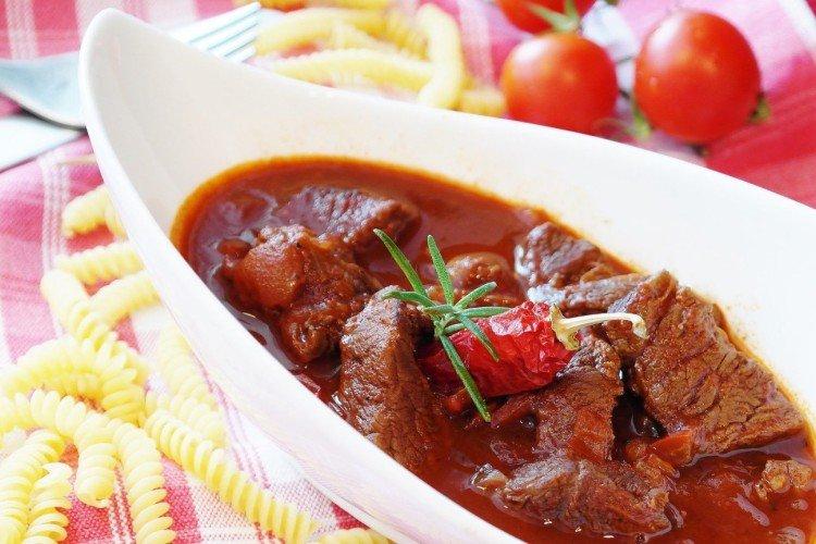 Гуляш из говядины в микроволновке