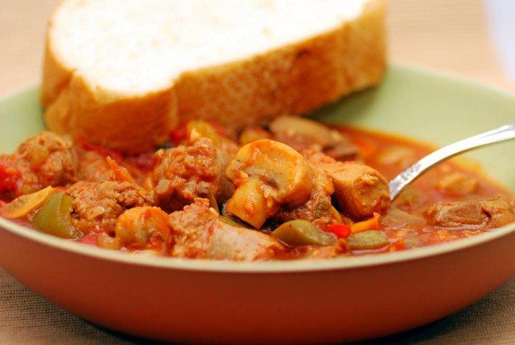 Гуляш из говядины с грибами