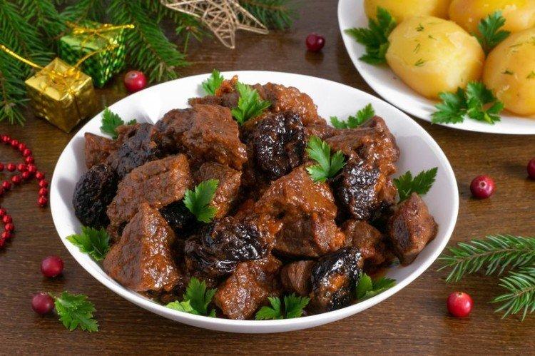 Гуляш из говядины с черносливом