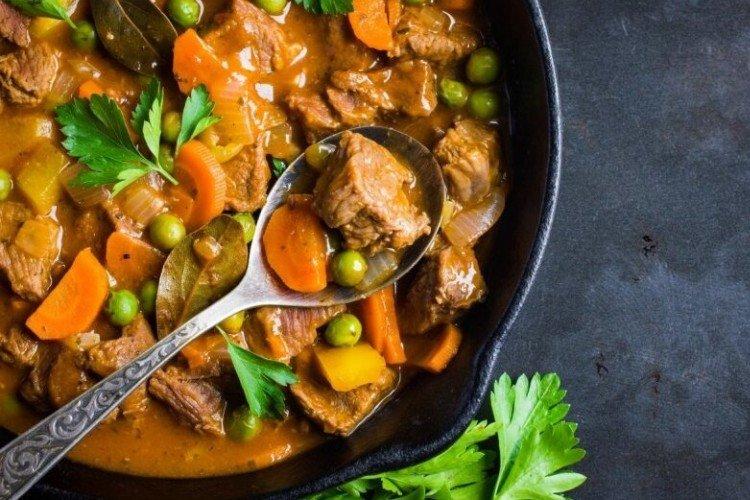 Гуляш из свинины с зеленым горошком