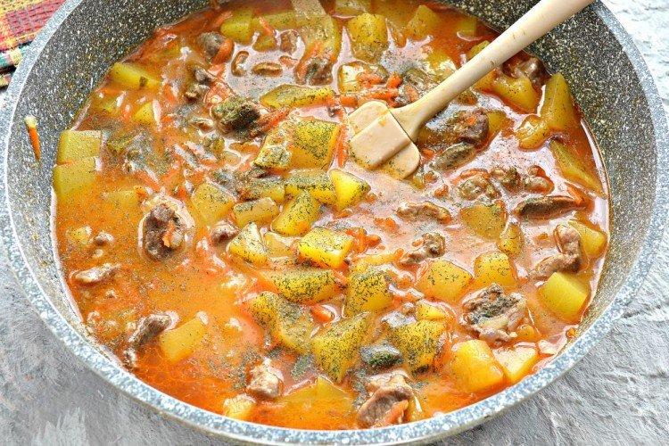 Гуляш из свинины с кабачками