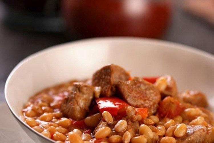 Гуляш из свинины с фасолью и подливкой