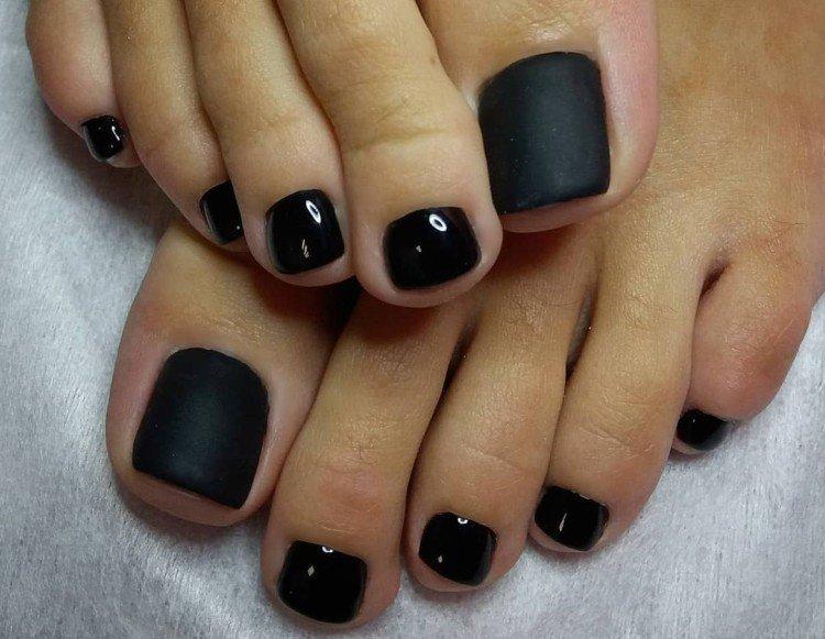 Темный педикюр