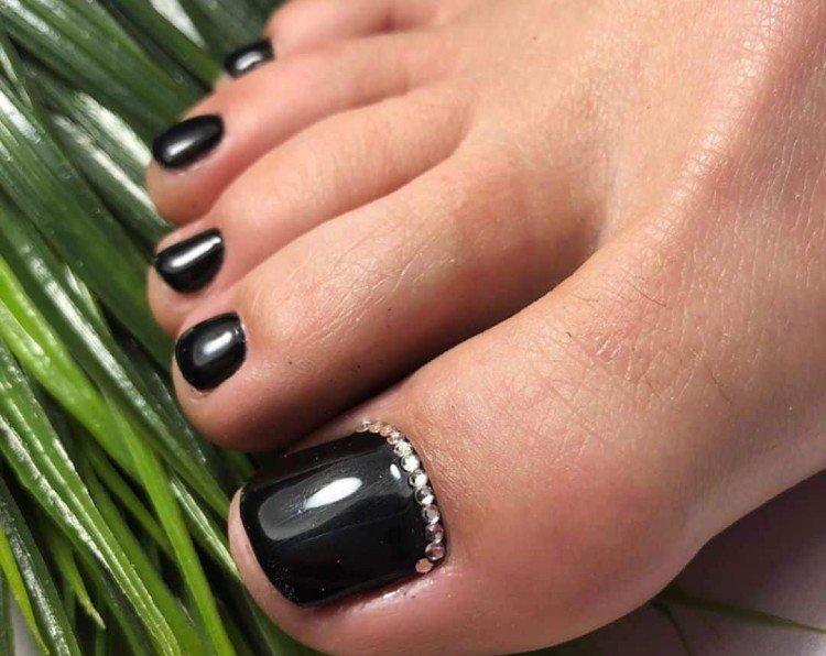 Темный педикюр