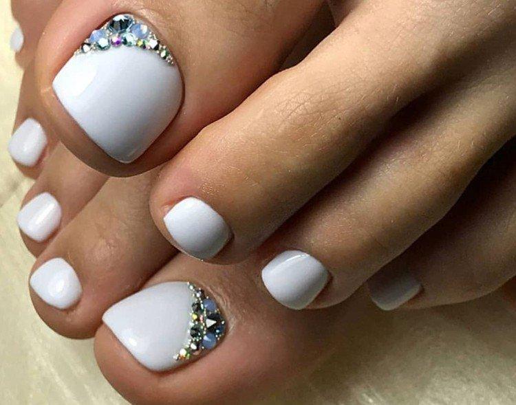Педикюр со стразами