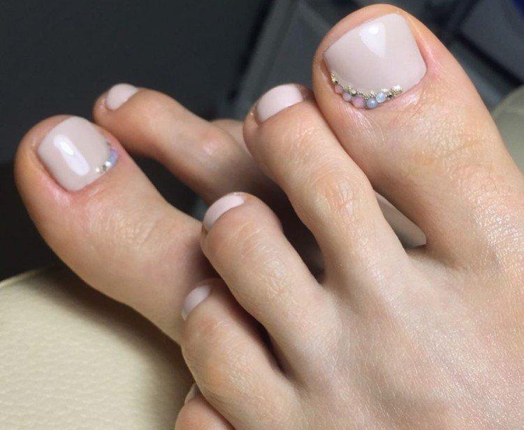 Нюдовый педикюр