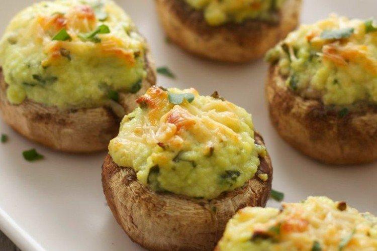 Шампиньоны, фаршированные авокадо и зеленью