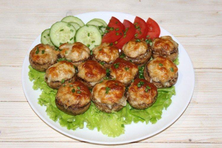 Фаршированные шампиньоны с фаршем и корнишонами