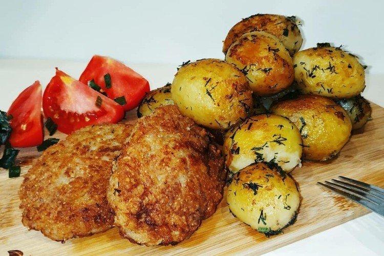 Молодая картошка с котлетами