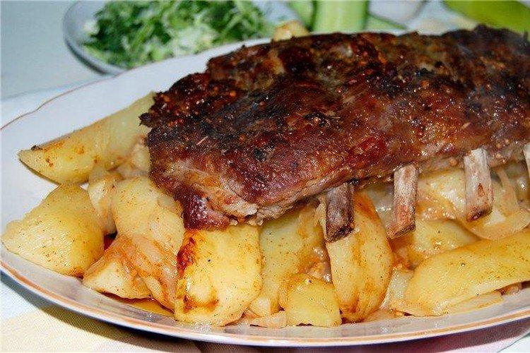 Молодая картошка со свиными ребрышками